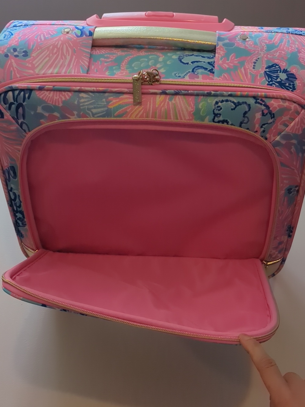 NWOT Lilly Pulitzer GWP Under The Seat Carry-On Rolling Luggage Suitcase - Picture 4 of 7